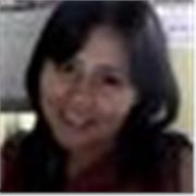 Profesora da clases a niños de primaria y secundaria